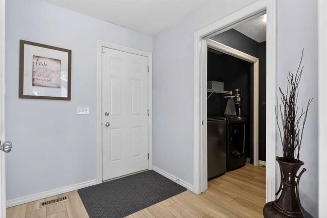 216 Royal Crest View NW