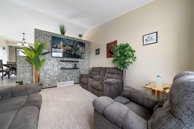 257 Mildred Street E