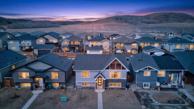 612 Country Meadows Close NW