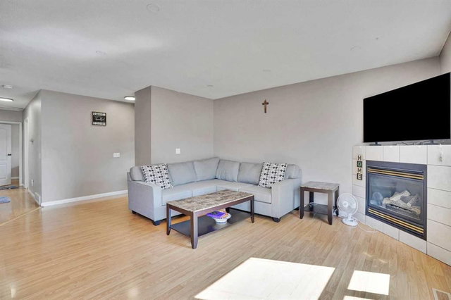 1004 Penrith Crescent SE