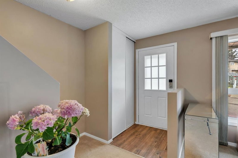 174 Woodmont Terrace SW, Calgary, T2W 4Z4 | Image 3