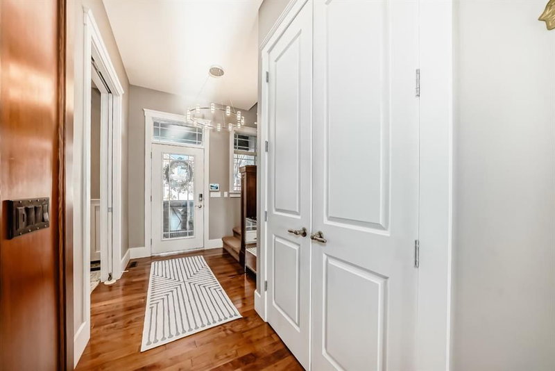 22 Angle Street SW, Calgary, T3E 0V6 | Image 2