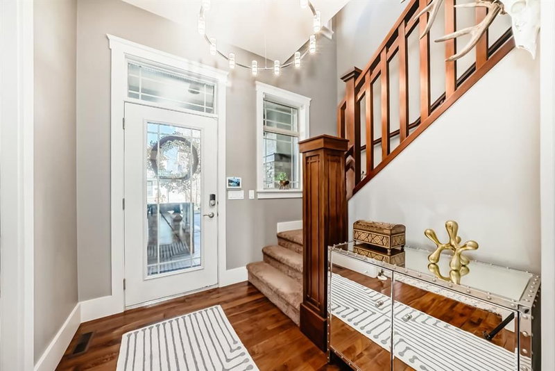 22 Angle Street SW, Calgary, T3E 0V6 | Image 3