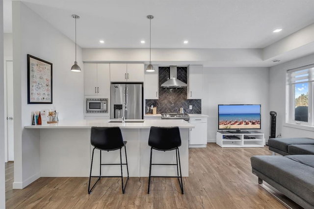 516 Greenbriar Common NW