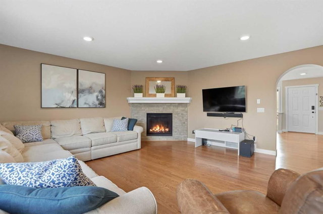 444 Douglas Glen Close SE