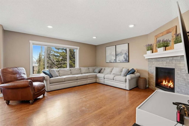 444 Douglas Glen Close SE