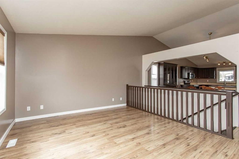 142 Robinson Avenue, Penhold, T0M1R0 | Image 2