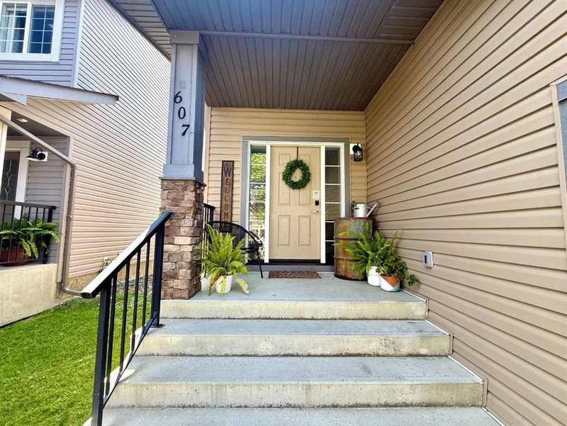 607 Montgomery Close SE, High River, T1V 0B7 | Image 2