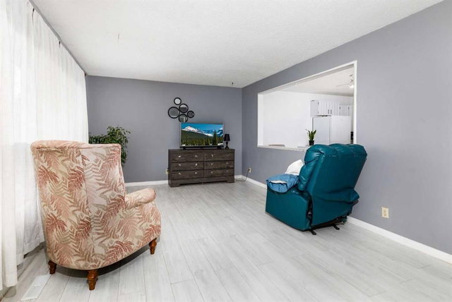 5232 38 Street Crescent