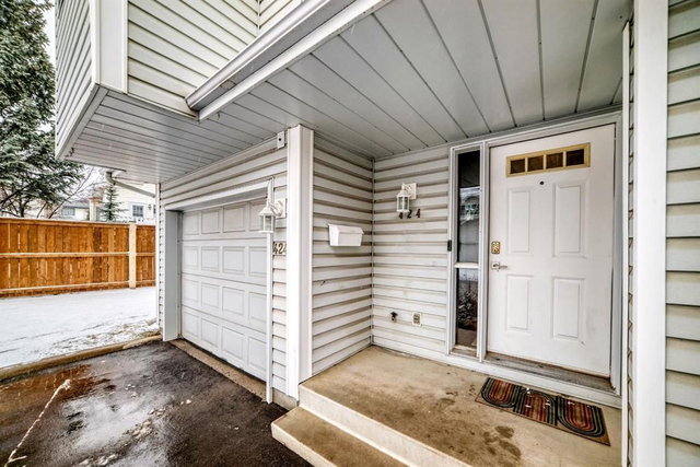 424 Hawkstone Manor NW