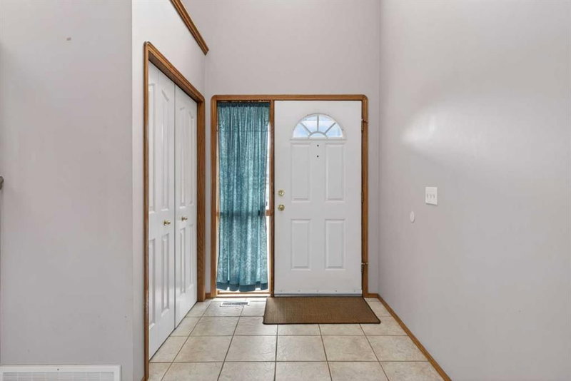 416 Douglas Glen Close SE, Calgary, T2Z 3A4 | Image 2