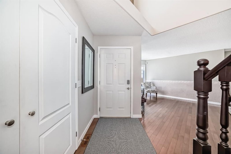 3094 Douglasdale Boulevard SE, Calgary, T2Z2T1 | Image 2