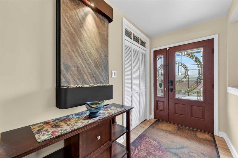 2023 Glenwood Drive SW, Calgary, T3E 3Y7 | Image 2