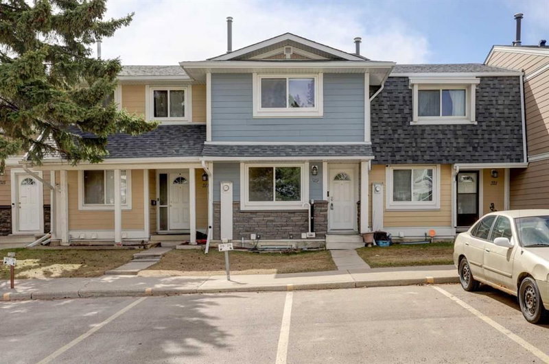 319 Georgian Villas NE, Calgary, T2A 7E1 | Image 2