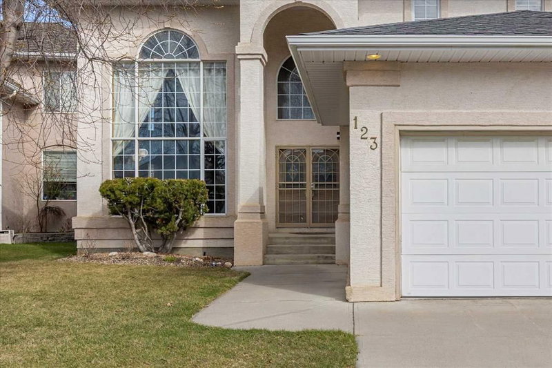 123 Schiller Crescent NW, Calgary, T3L 1W9 | Image 2