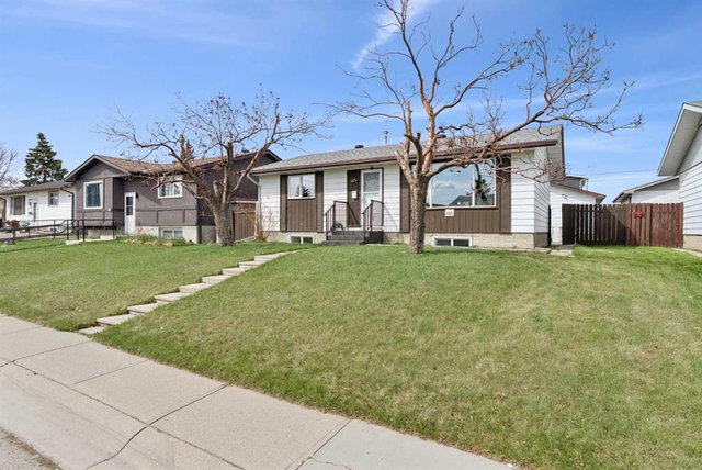 176 Penmeadows Close SE