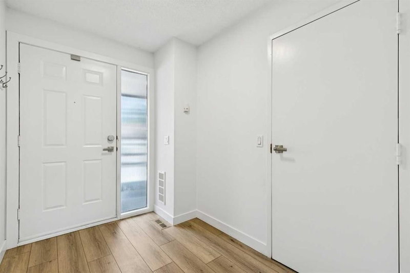 74 Glamis Gardens SW, Calgary, T3E 6S4 | Image 2