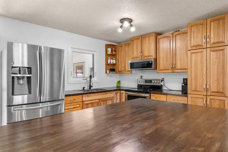 39 Cedar Crescent, Woodlands — interior photo 5