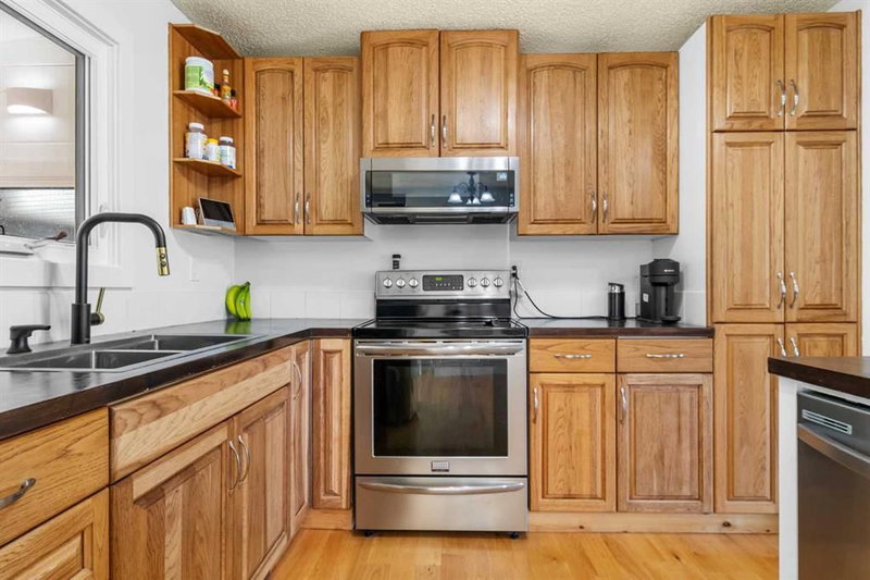 39 Cedar Crescent, Woodlands — interior photo 6