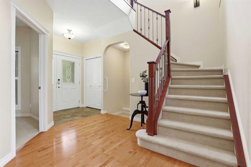 18 Drake Landing Crescent