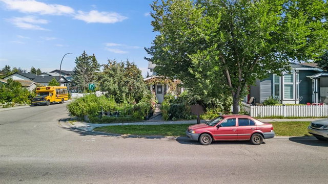 16 Tararidge Drive NE