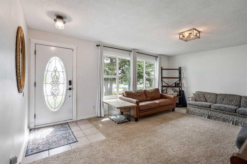 447 9 Street W
