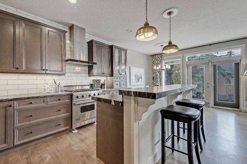 3629 1A Street SW, Parkhill — interior photo