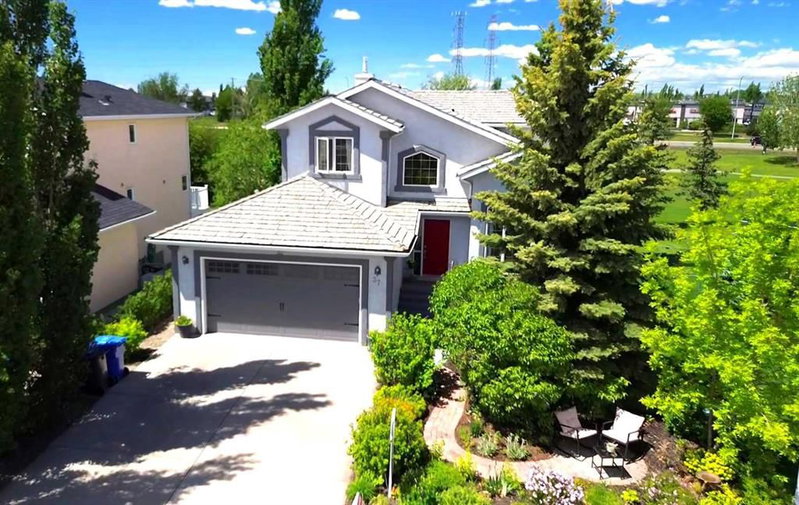 37 LAKESIDE GREENS Close