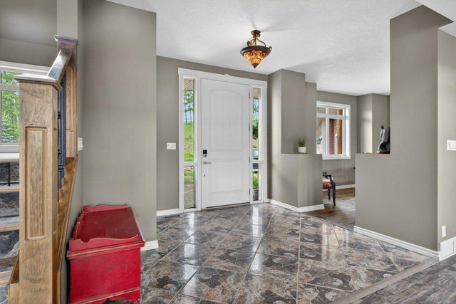 274136 272 Street W