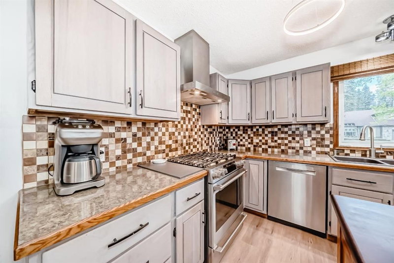 2 Wolf Close, Redwood Meadows — interior photo 6