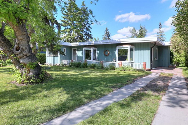 8908 33 Avenue NW, Calgary, Alberta