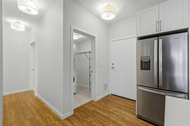 212 - 122 Mahogany Centre SE