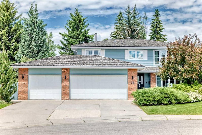 28 Woodmont Place SW, Calgary, Alberta