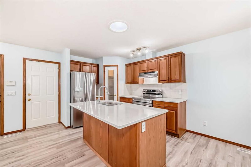 11, 33 Stonegate Drive NW, Stonegate — interior photo 5