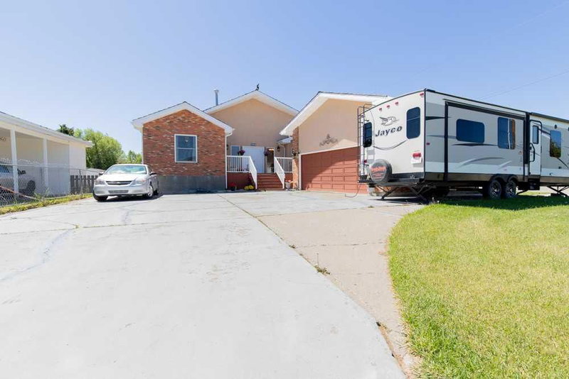 214 3 Street W