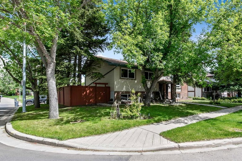 12 Robinson Drive, Okotoks, Alberta
