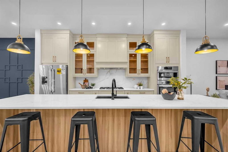 2437 52 Avenue SW, North Glenmore Park — interior photo 6