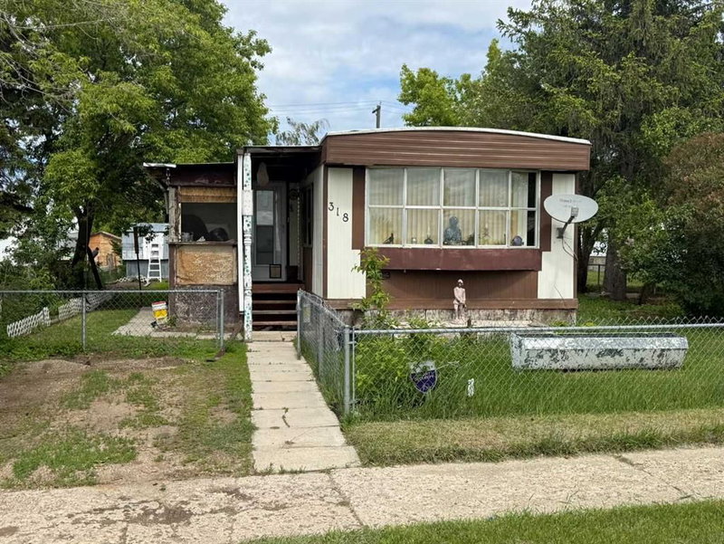 318 Railway Avenue W