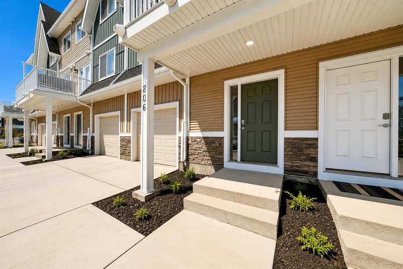 806 - 32 Red Embers Parade NE