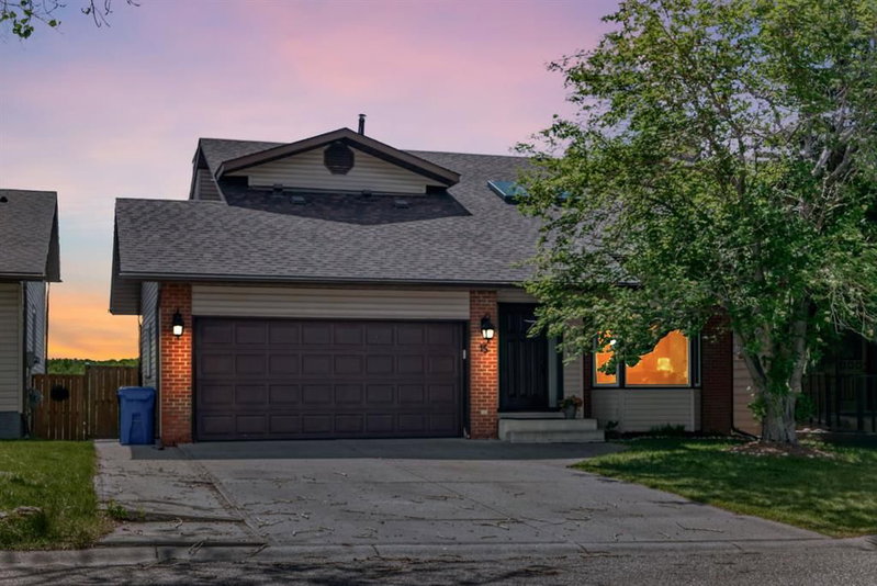 15 Hawkcliff Way NW, Calgary, Alberta