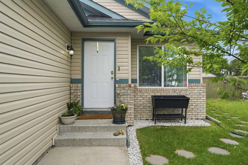 109 Canoe Square SW, Airdrie, Alberta