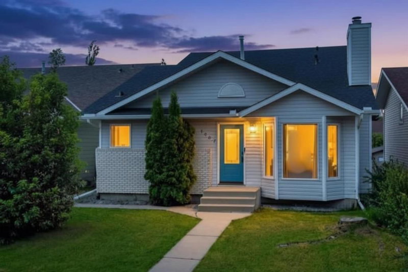 1667 Meadowbrook Drive SE, Airdrie, Alberta