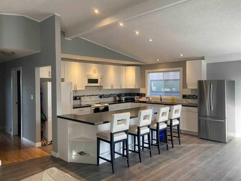 2457 22a Street NW, Calgary, Alberta