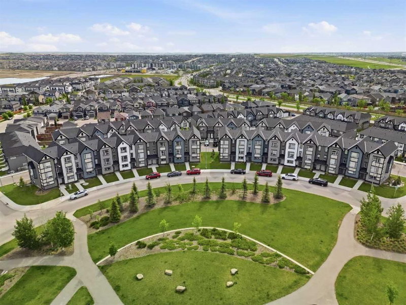 56 Evanscrest Manor NW