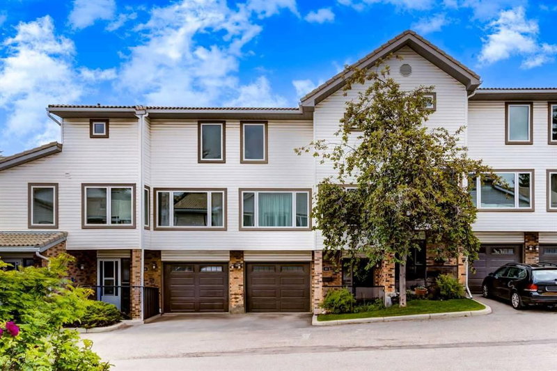 88 Coachway Gardens SW, Calgary, Alberta