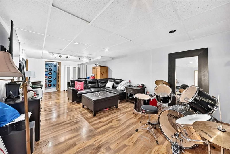 325 Flett Drive NE, Jensen — interior photo 6