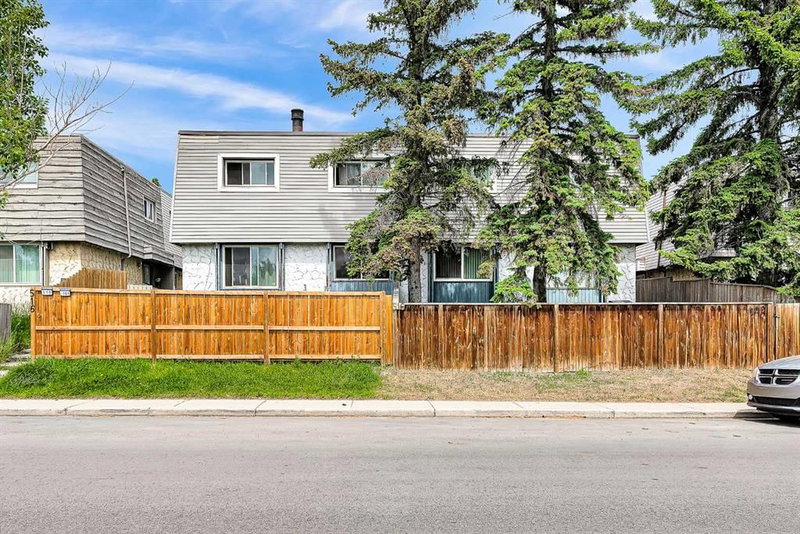 Row/Townhouse at 101, 516 Blackthorn Road NE, Thorncliffe — listing photo