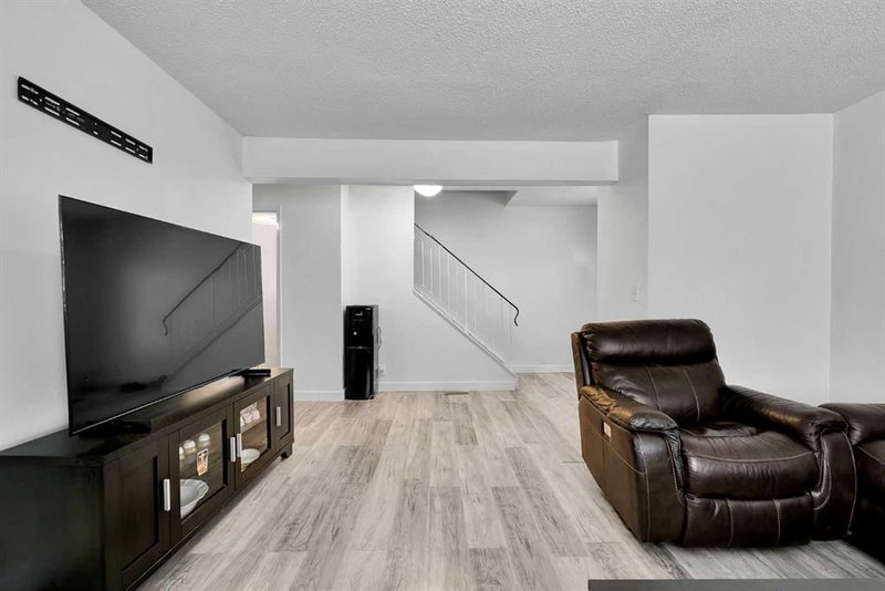101, 516 Blackthorn Road NE, Thorncliffe — interior photo 5