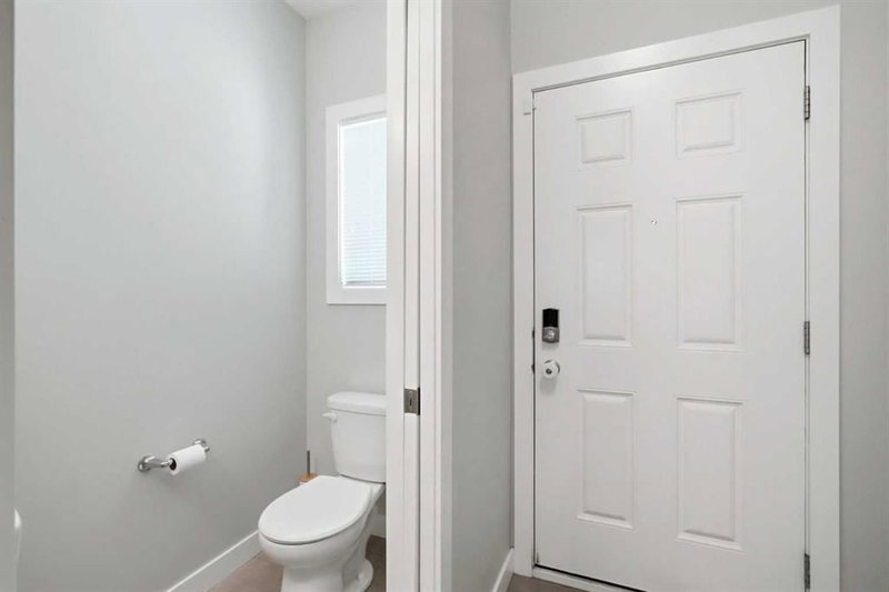 204 Jumping Pound Common, Jumping Pound Ridge — interior photo