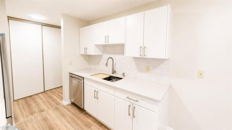 107 - 405 Columbia Boulevard W
